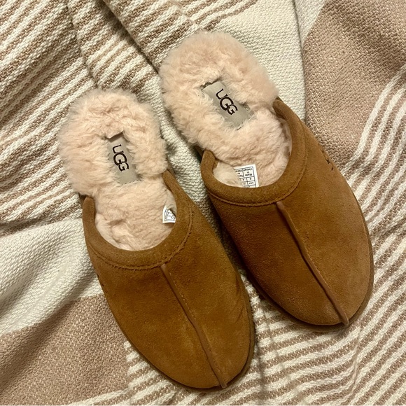 UGG Slippers - Picture 1 of 3